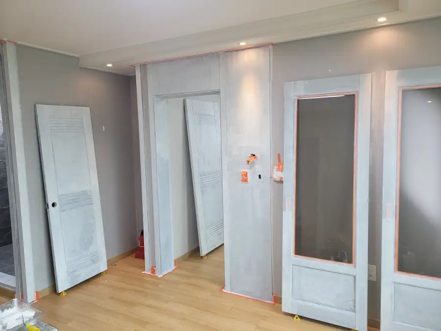 문틀 긁힘 손상 시공 후