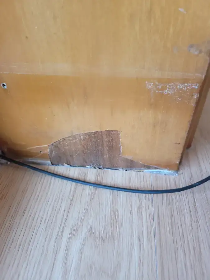 화장실 문짝 하단 들뜸 시공 후