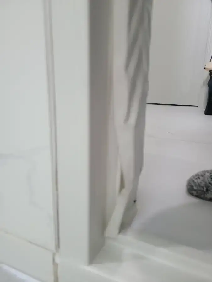 현관 문틀 코너 파손 시공 후