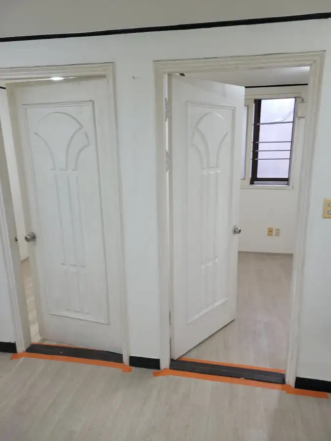 방문 문짝 표면 스크래치 시공 후