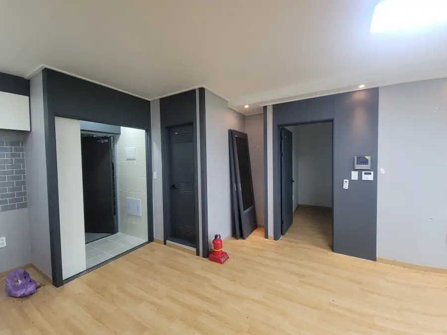 문틀 긁힘 손상 시공 전