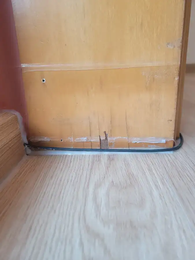 화장실 문짝 하단 들뜸 시공 전