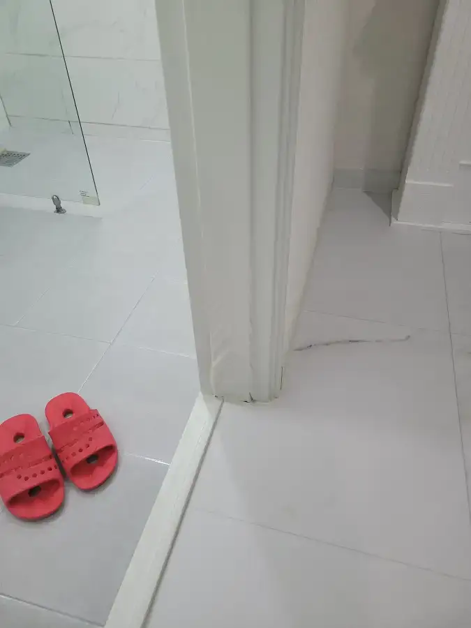 현관 문틀 코너 파손 시공 전