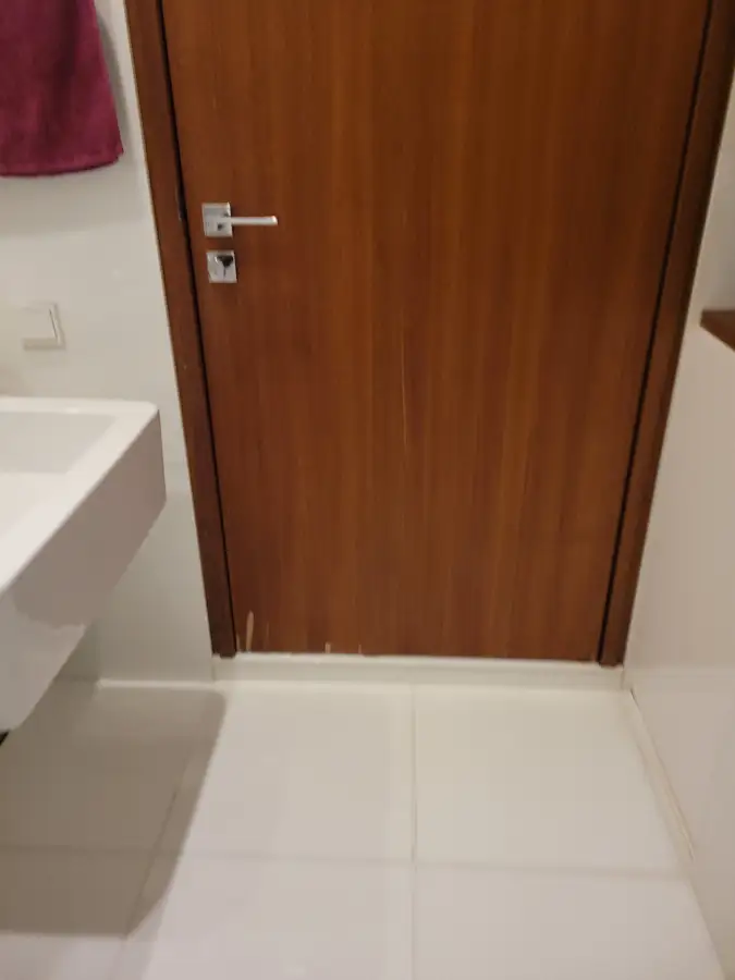 사무실 문틀 균열 시공 전